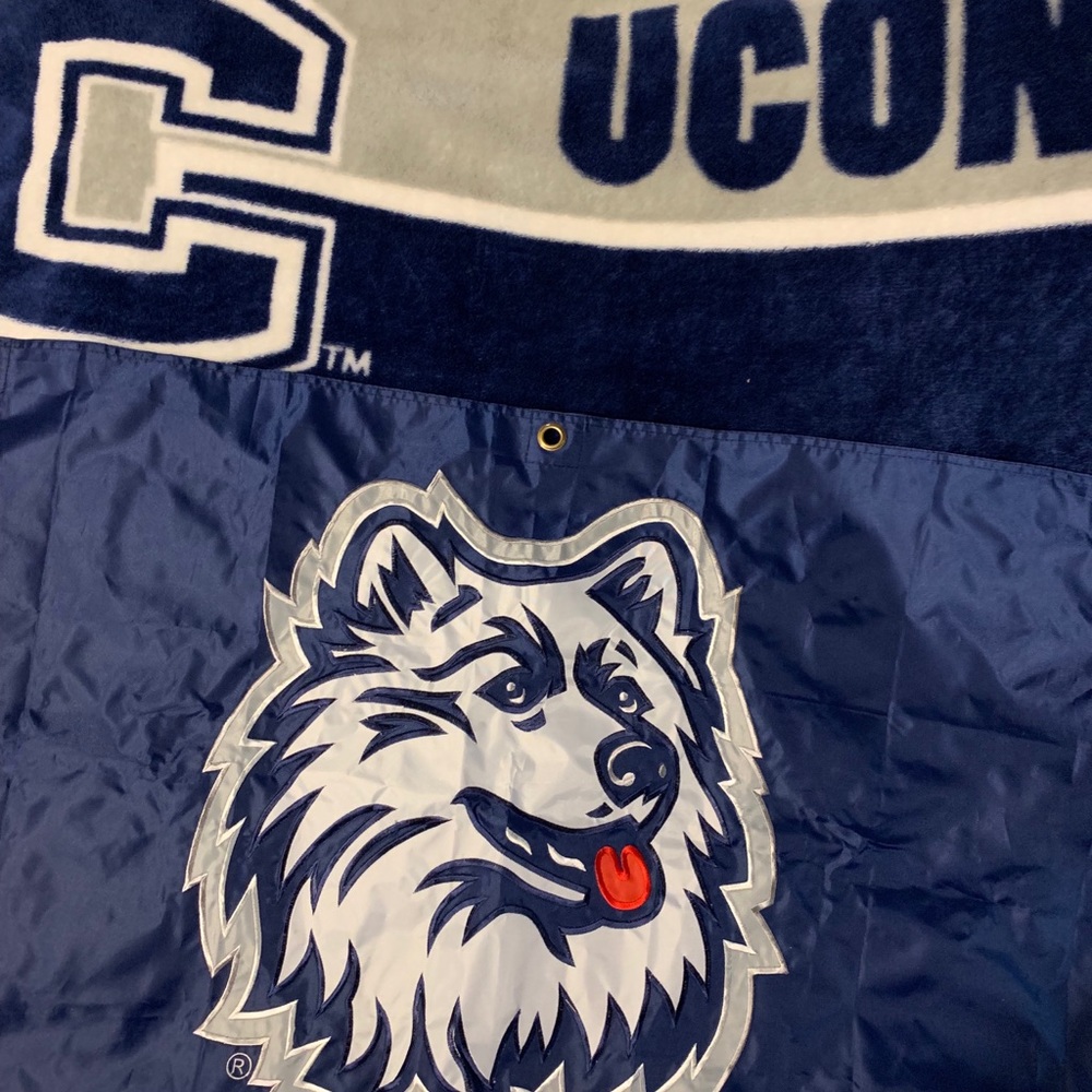 🌲3/$35🌲BANNER/UCONN HUSKIES THROW BLANKET